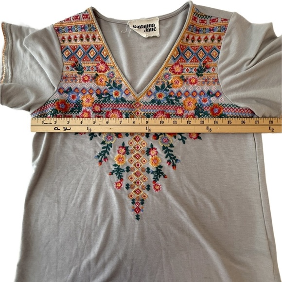 Savannah Jane Embroidered Floral V-Neck Top - Picture 3 of 9